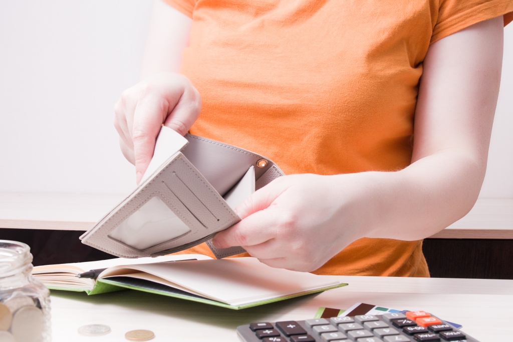 woman-holds-empty-wallet-office.jpg записи