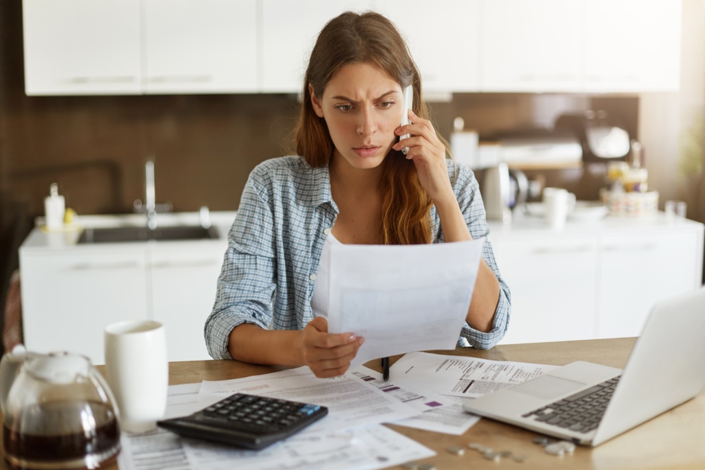 young-woman-checking-her-budget-doing-taxes.jpg выплаты