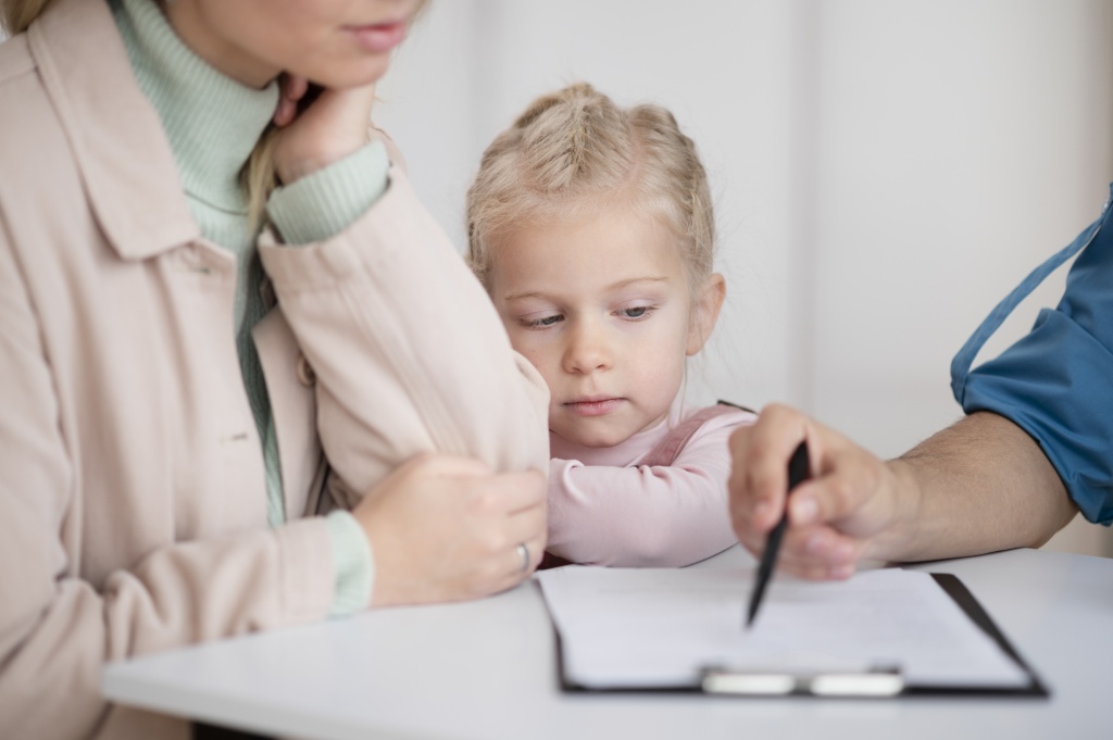 doctor-doing-their-work-pediatrics-office.jpg семья
