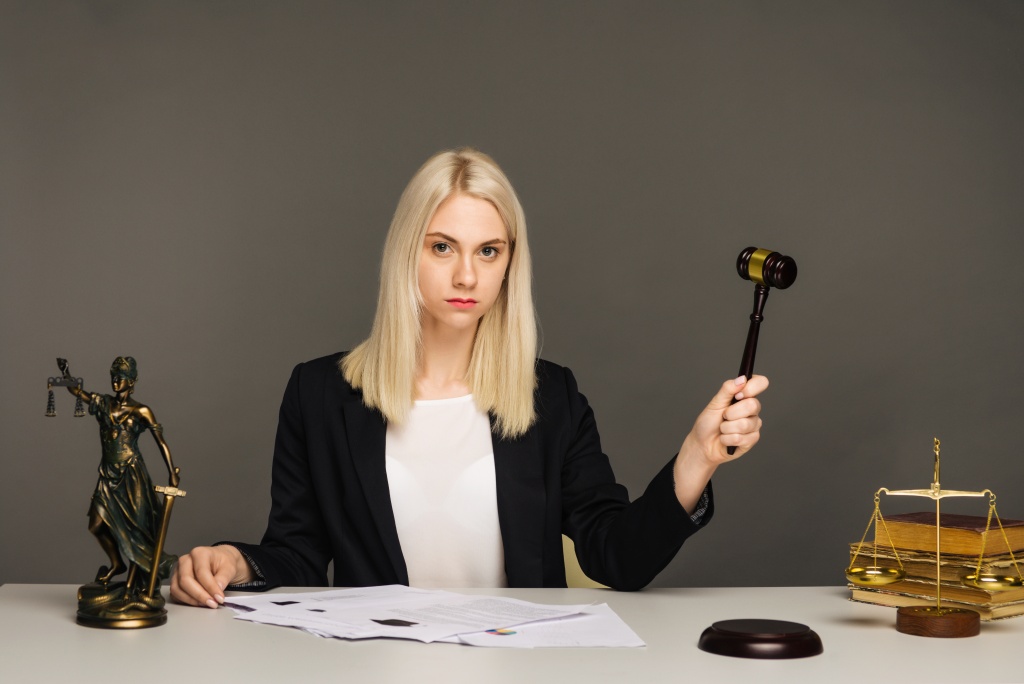 justice-scales-justice-hammer-litigation-document-female-lawyer-working-lawyer-office.jpg белая футболка