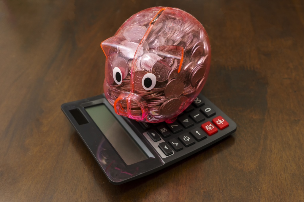 high-angle-view-coins-piggy-bank-with-calculator-wooden-table.jpg копилка