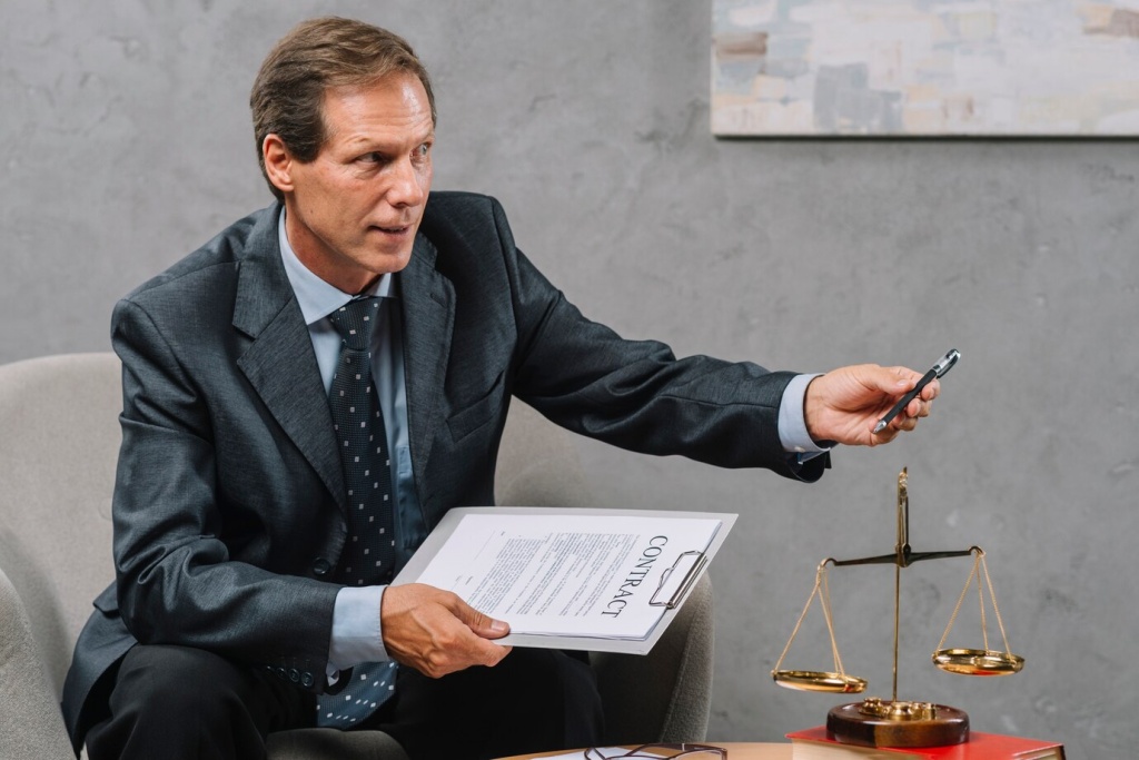 close-up-mature-male-adviser-holding-contract-hand-giving-pen_23-2147898666.jpg серая стена