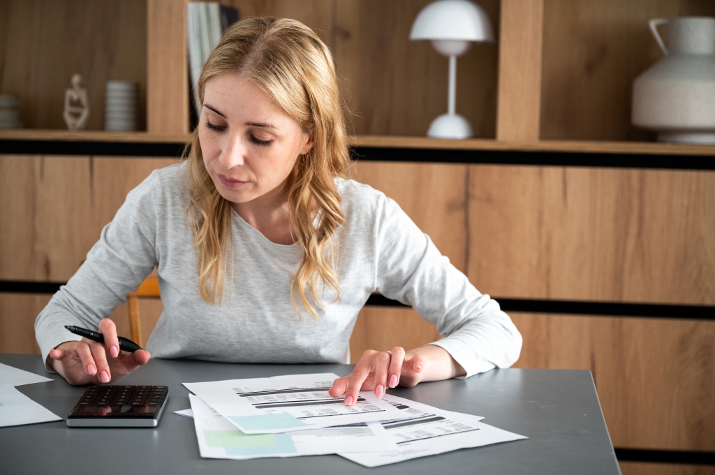 woman-calculate-utility-bills-checking-household-finances-taxes-machine.jpg отчеты