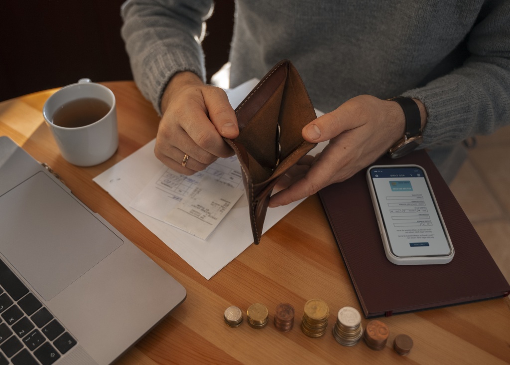 man-saving-money-energy-crisis.jpg кошелек